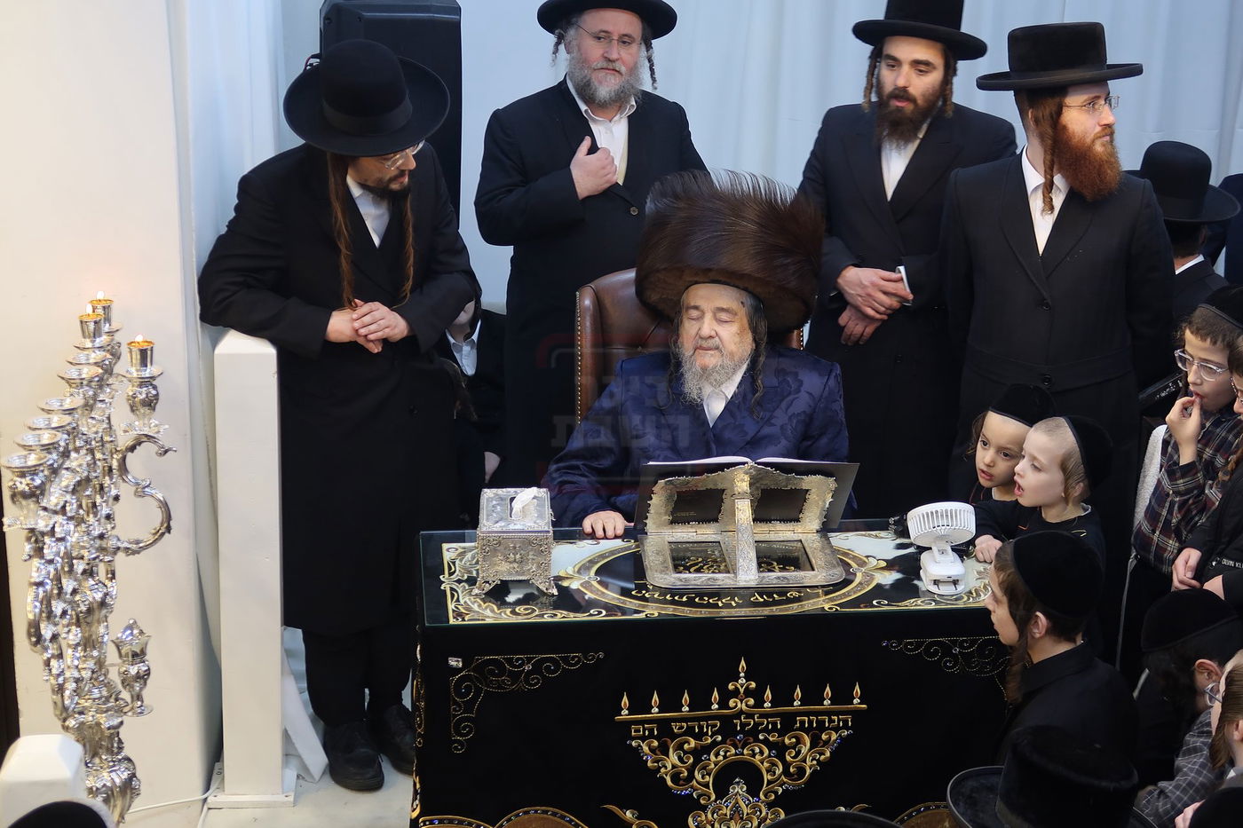 הגה"צ רבי יעקב מאיר שכטר בהדלקת נרות חנוכה