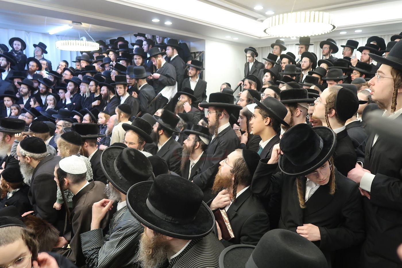 הגה"צ רבי יעקב מאיר שכטר בהדלקת נרות חנוכה