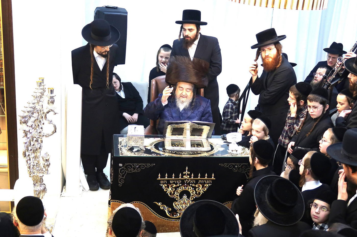 הגה"צ רבי יעקב מאיר שכטר בהדלקת נרות חנוכה