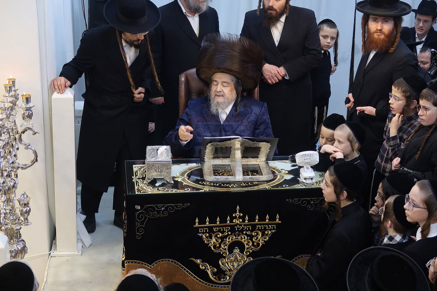 הגה"צ רבי יעקב מאיר שכטר בהדלקת נרות חנוכה