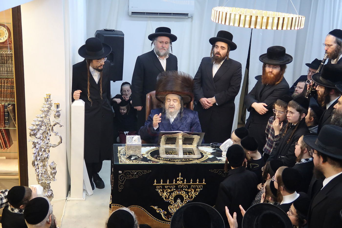 הגה"צ רבי יעקב מאיר שכטר בהדלקת נרות חנוכה