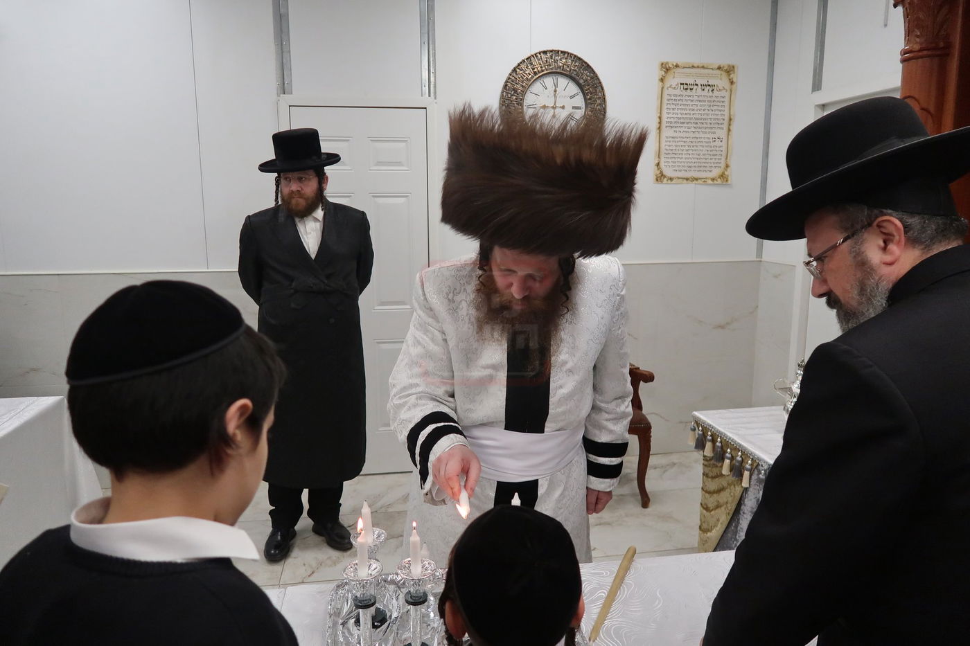 האדמו"ר ממיאלען בהדלקת נרות חנוכה