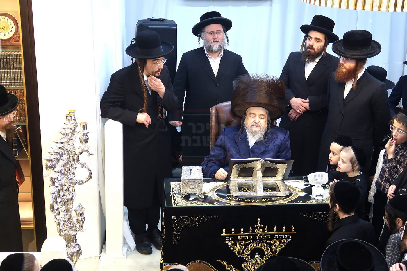 הגה"צ רבי יעקב מאיר שכטר בהדלקת נרות חנוכה