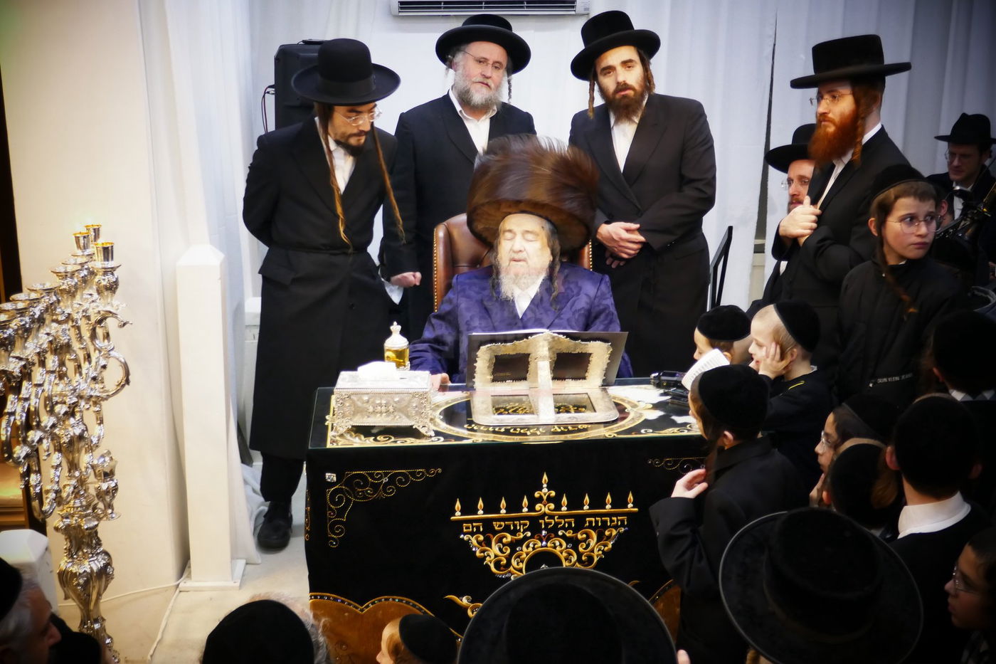 הגה"צ רבי יעקב מאיר שכטר בהדלקת נרות חנוכה