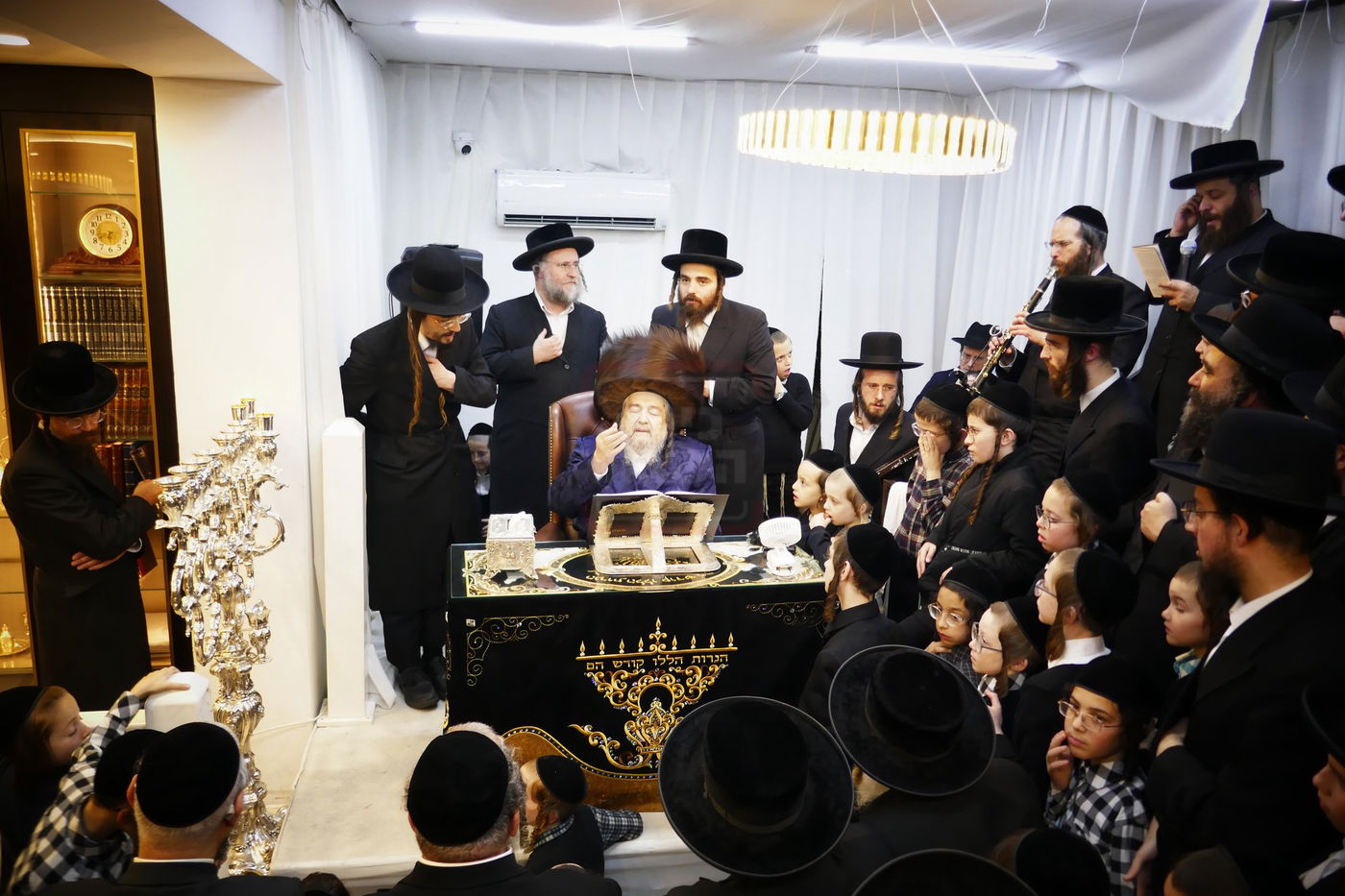 הגה"צ רבי יעקב מאיר שכטר בהדלקת נרות חנוכה