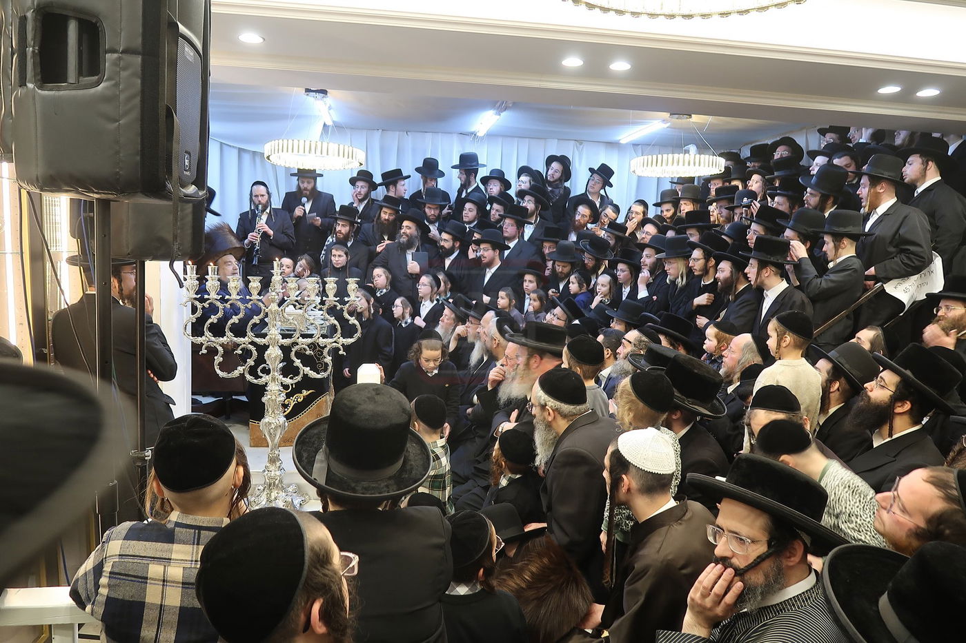 הגה"צ רבי יעקב מאיר שכטר בהדלקת נרות חנוכה