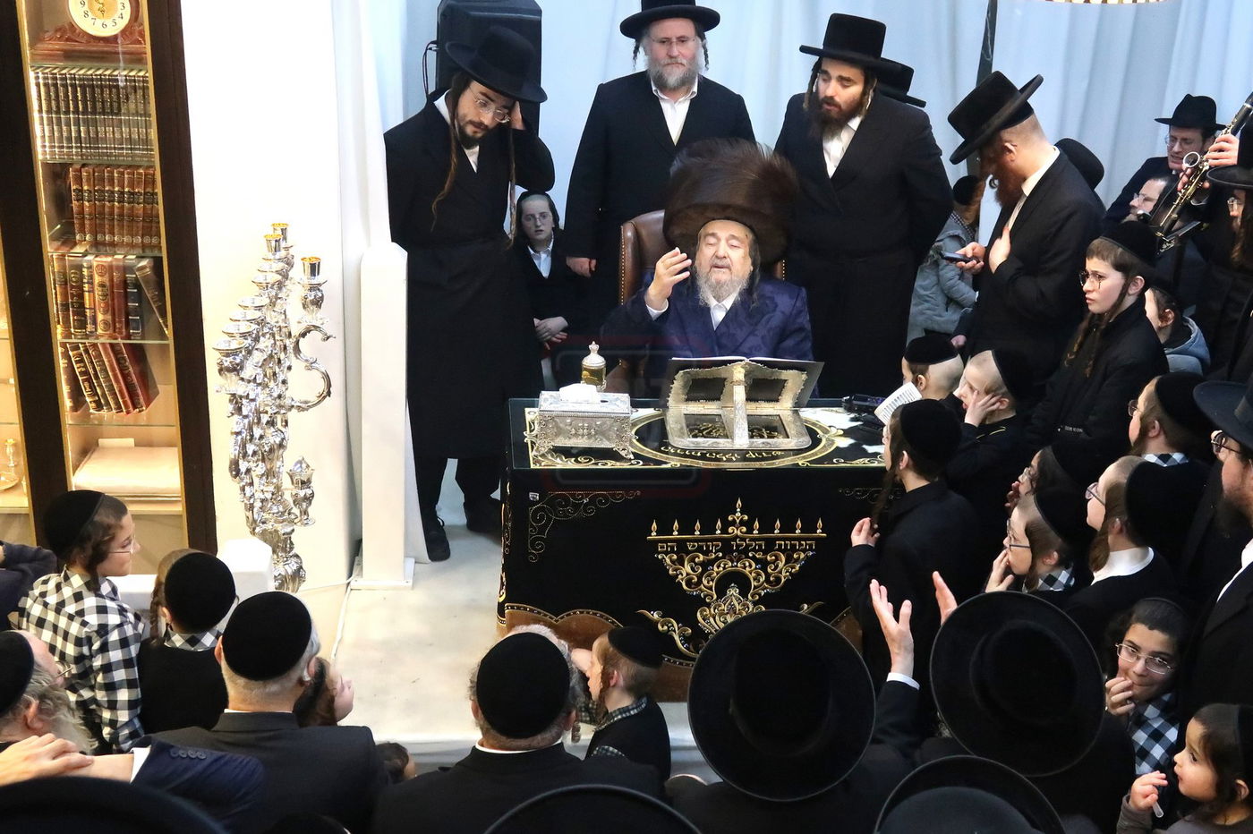 הגה"צ רבי יעקב מאיר שכטר בהדלקת נרות חנוכה