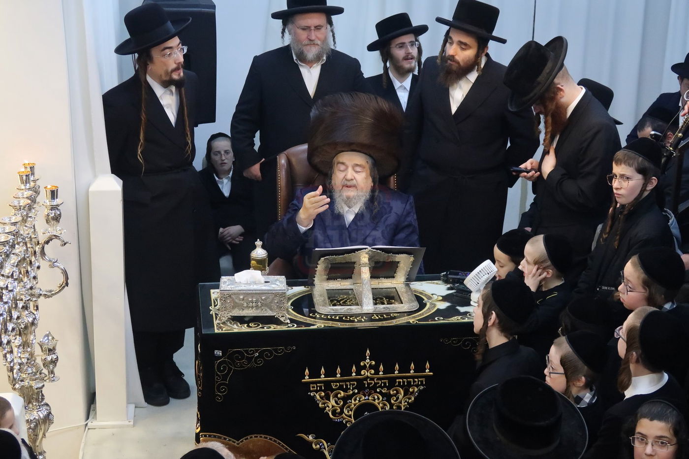 הגה"צ רבי יעקב מאיר שכטר בהדלקת נרות חנוכה