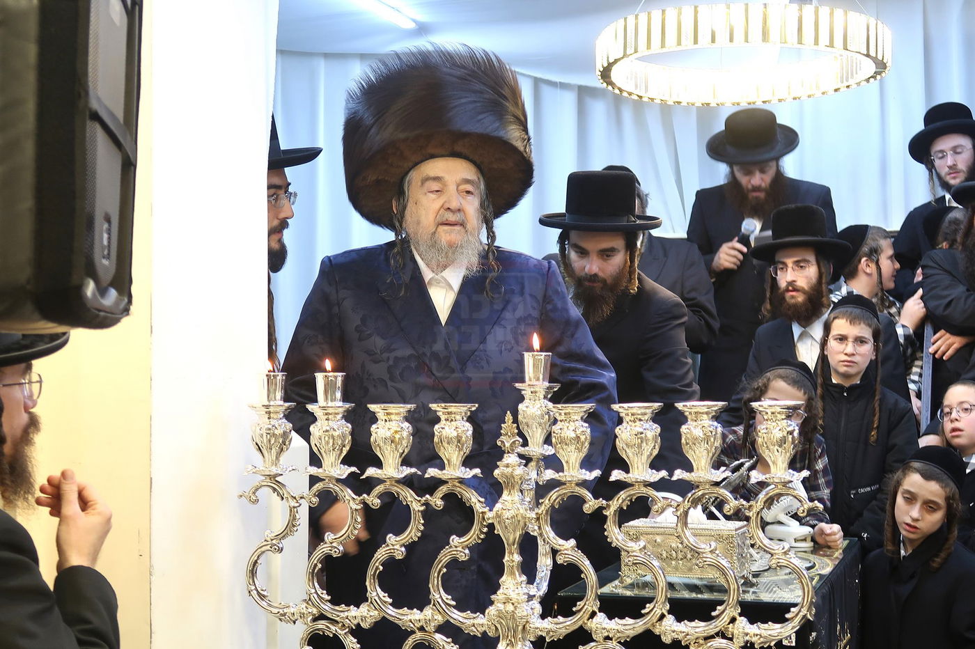 הגה"צ רבי יעקב מאיר שכטר בהדלקת נרות חנוכה