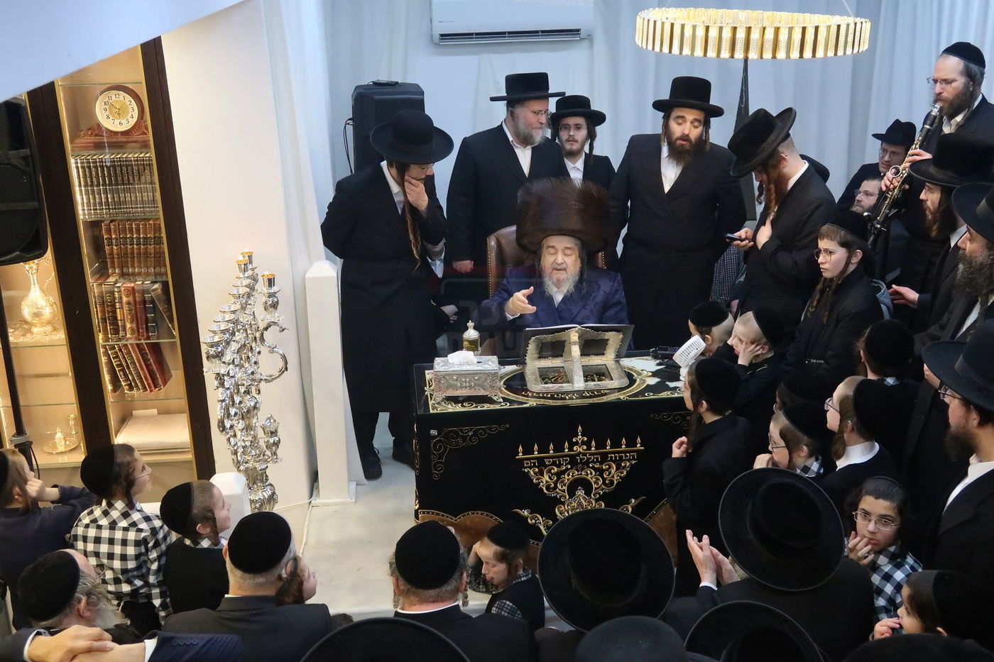 הגה"צ רבי יעקב מאיר שכטר בהדלקת נרות חנוכה