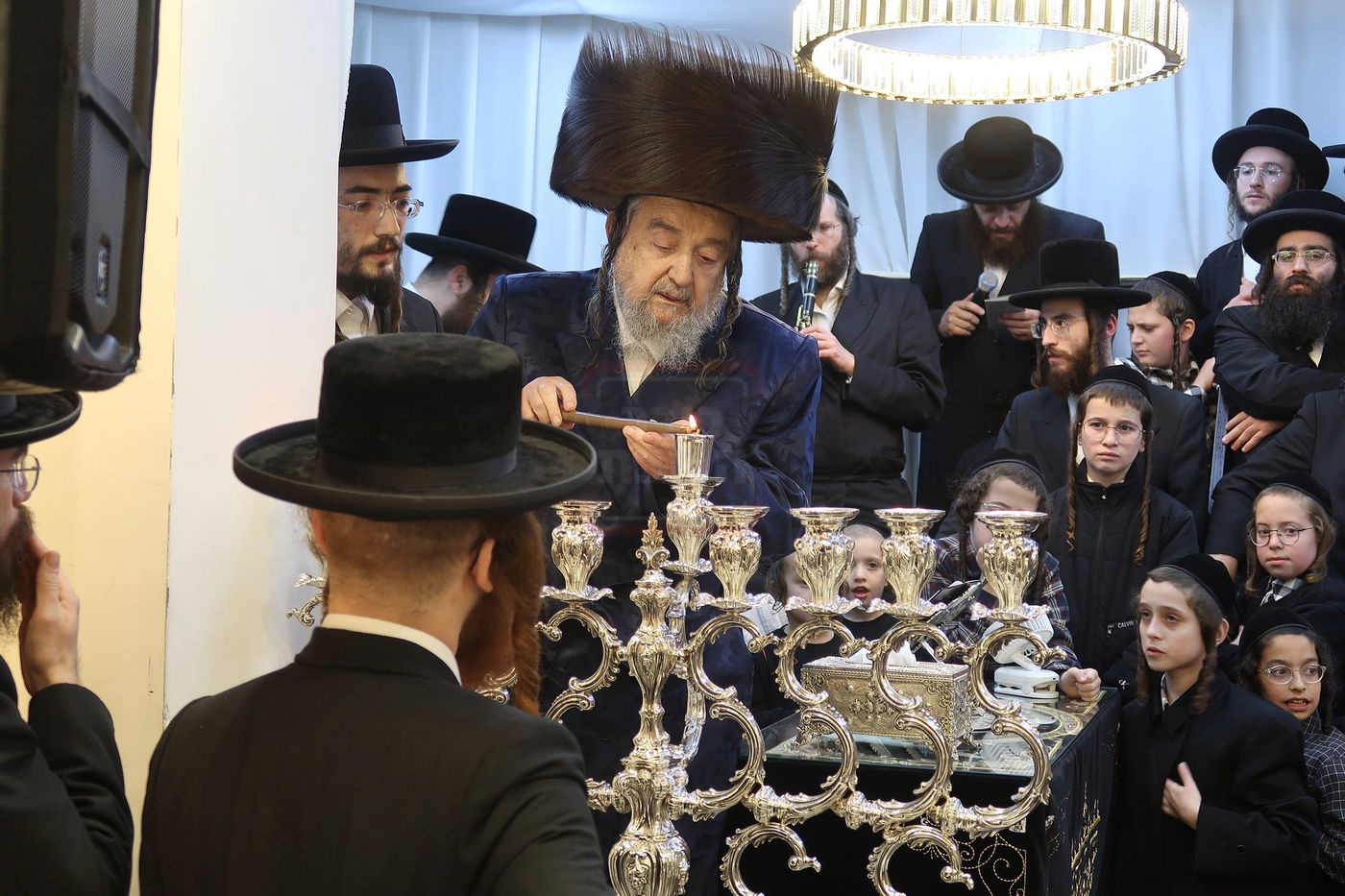 הגה"צ רבי יעקב מאיר שכטר בהדלקת נרות חנוכה