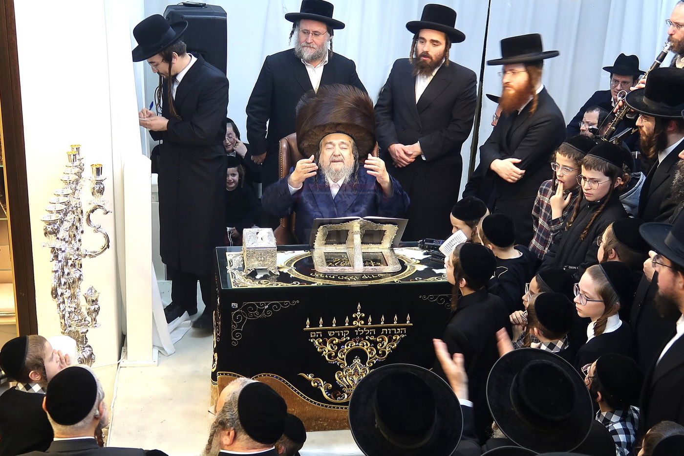 הגה"צ רבי יעקב מאיר שכטר בהדלקת נרות חנוכה