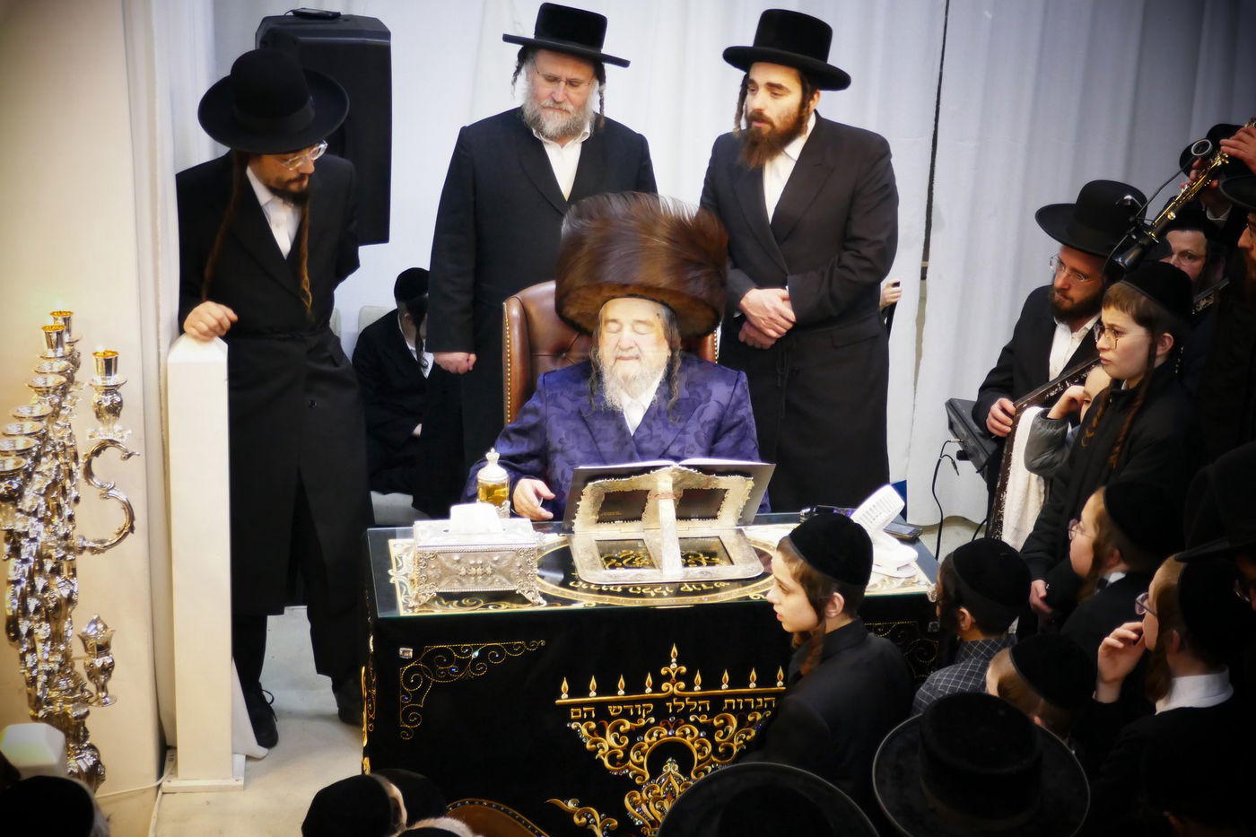 הגה"צ רבי יעקב מאיר שכטר בהדלקת נרות חנוכה