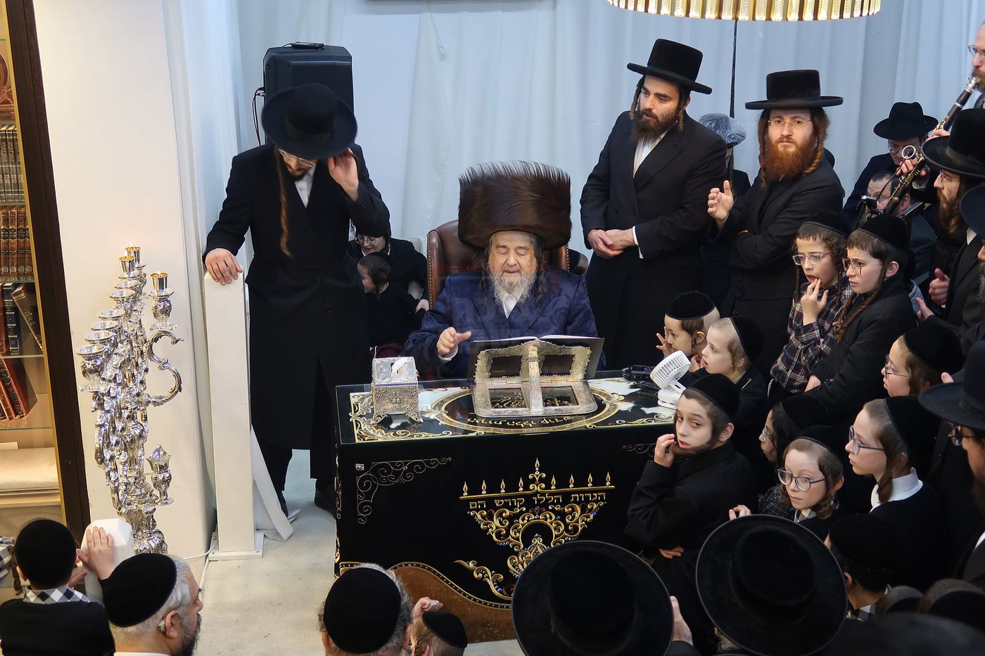 הגה"צ רבי יעקב מאיר שכטר בהדלקת נרות חנוכה