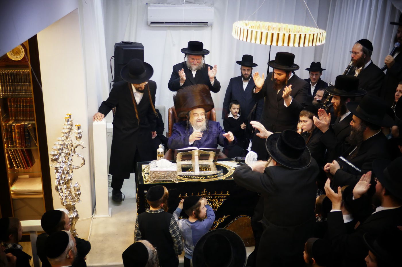 הגה"צ רבי יעקב מאיר שכטר בהדלקת נרות חנוכה