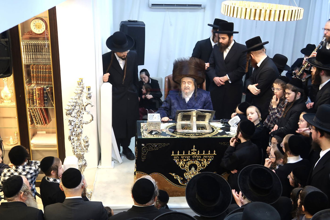 הגה"צ רבי יעקב מאיר שכטר בהדלקת נרות חנוכה