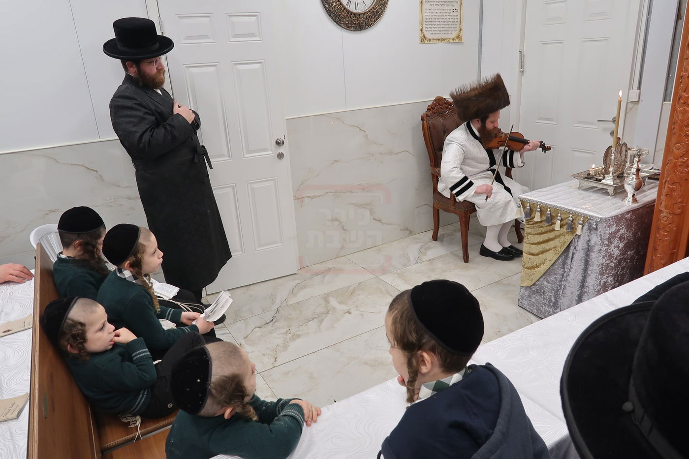 האדמו"ר ממיאלען בהדלקת נרות חנוכה