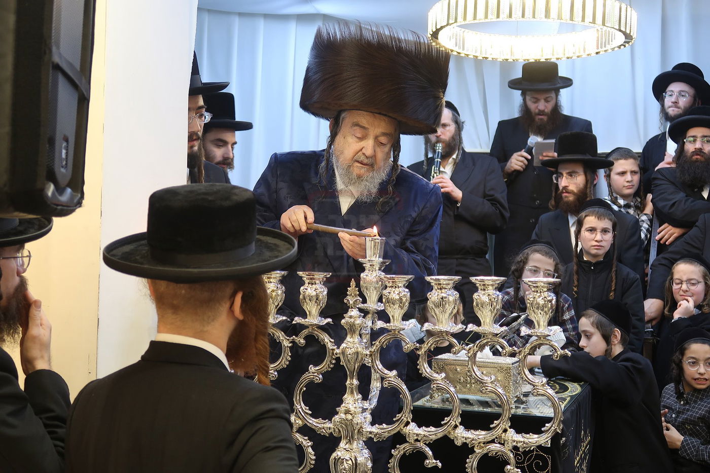 הגה"צ רבי יעקב מאיר שכטר בהדלקת נרות חנוכה