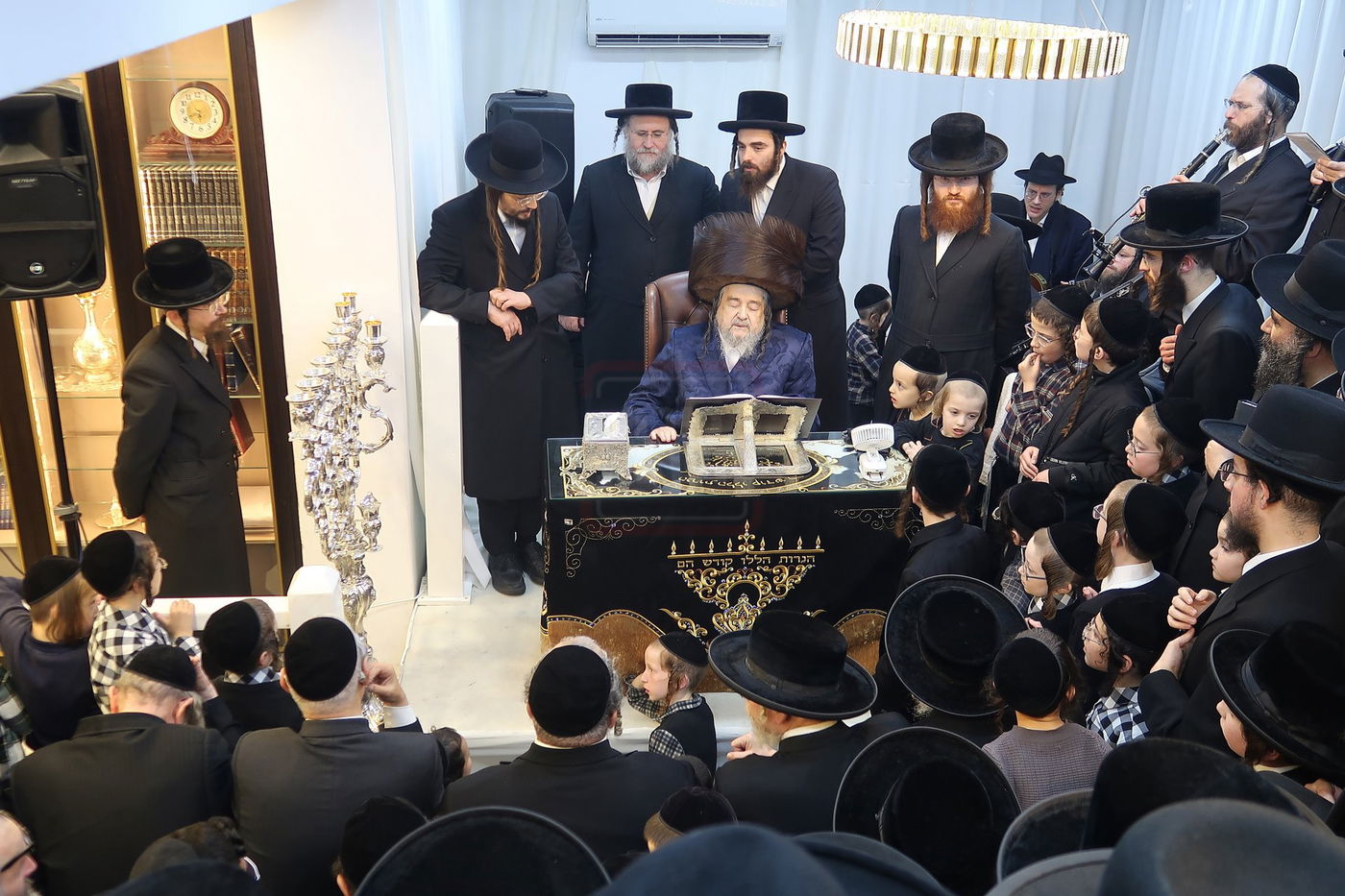 הגה"צ רבי יעקב מאיר שכטר בהדלקת נרות חנוכה