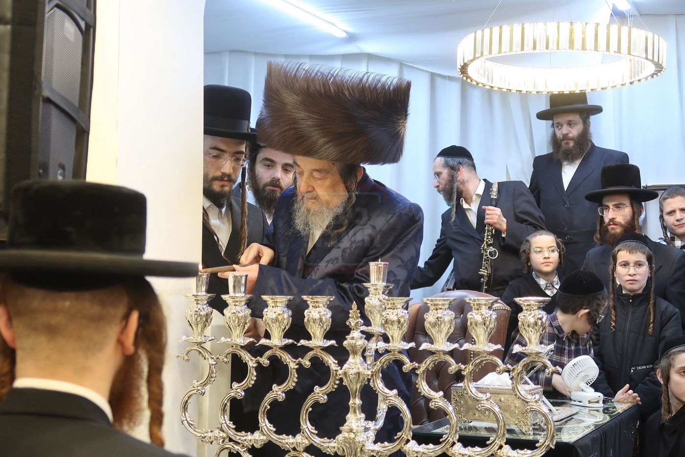 הגה"צ רבי יעקב מאיר שכטר בהדלקת נרות חנוכה