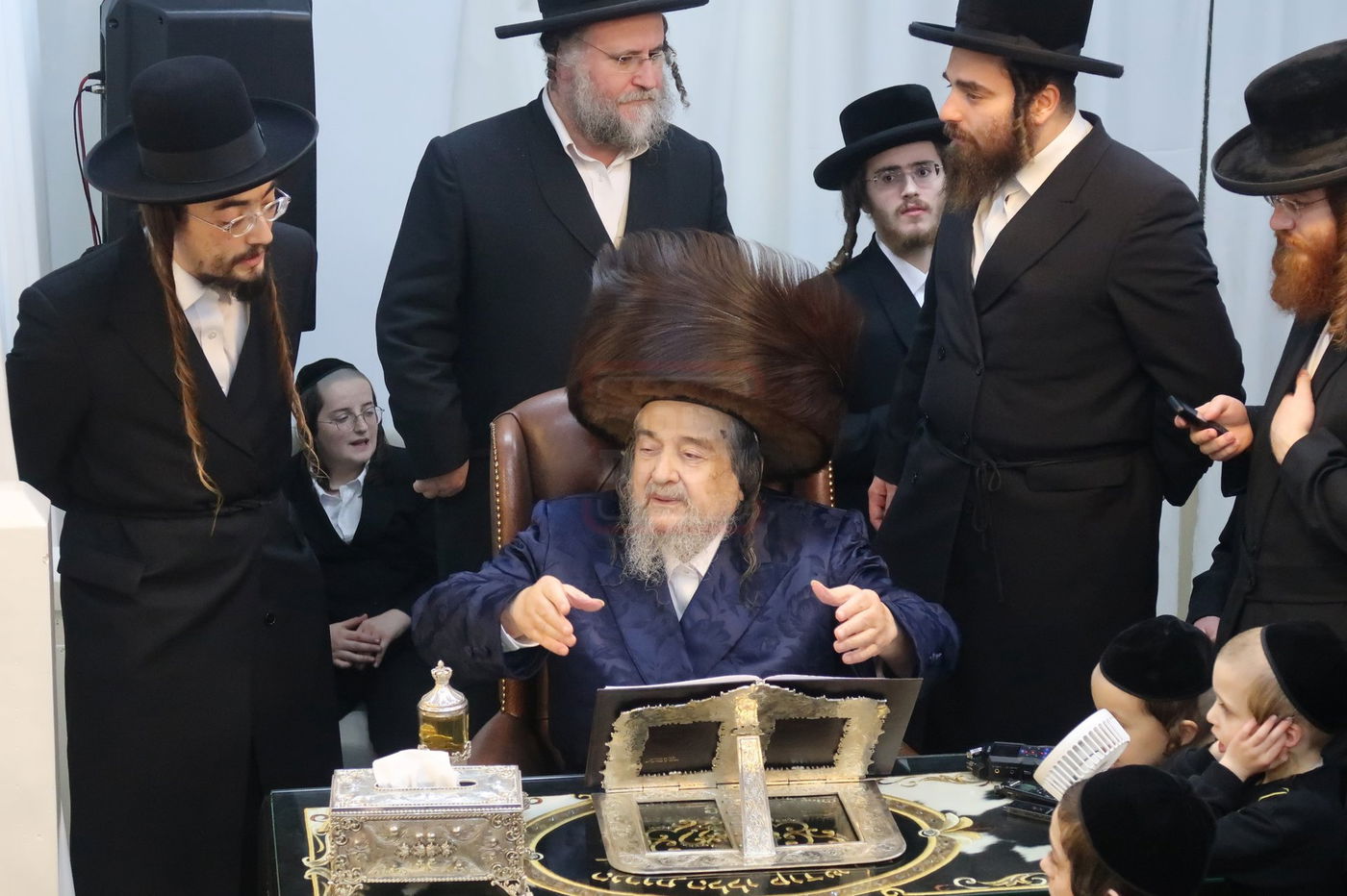 הגה"צ רבי יעקב מאיר שכטר בהדלקת נרות חנוכה