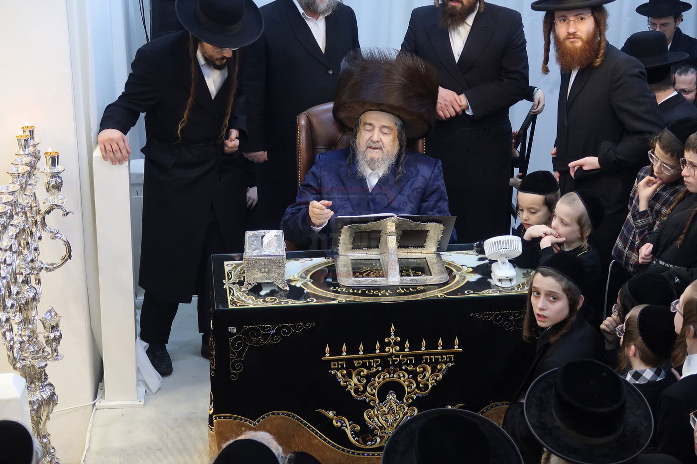 הגה"צ רבי יעקב מאיר שכטר בהדלקת נרות חנוכה