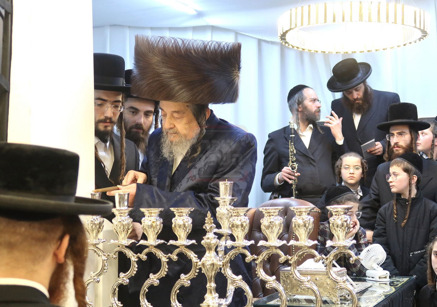הגה"צ רבי יעקב מאיר שכטר בהדלקת נרות חנוכה