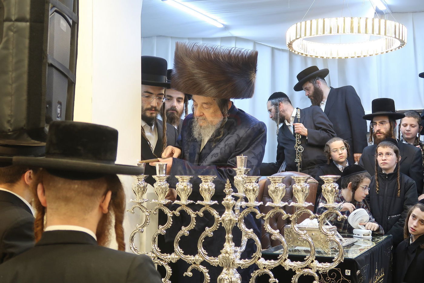הגה"צ רבי יעקב מאיר שכטר בהדלקת נרות חנוכה