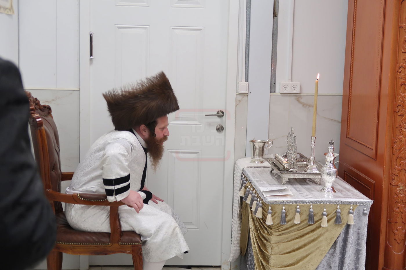 האדמו"ר ממיאלען בהדלקת נרות חנוכה