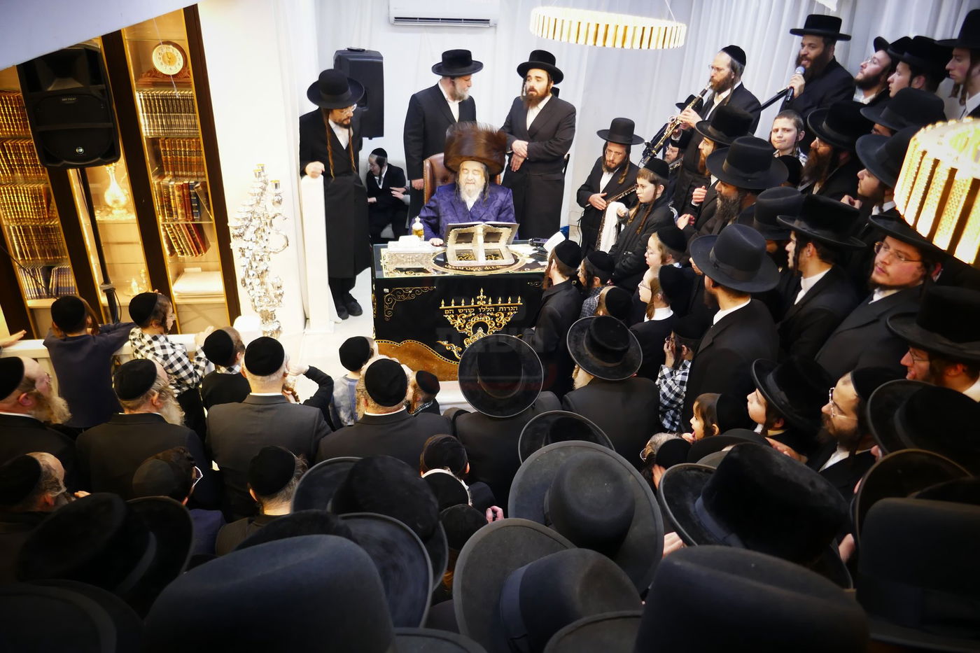 הגה"צ רבי יעקב מאיר שכטר בהדלקת נרות חנוכה