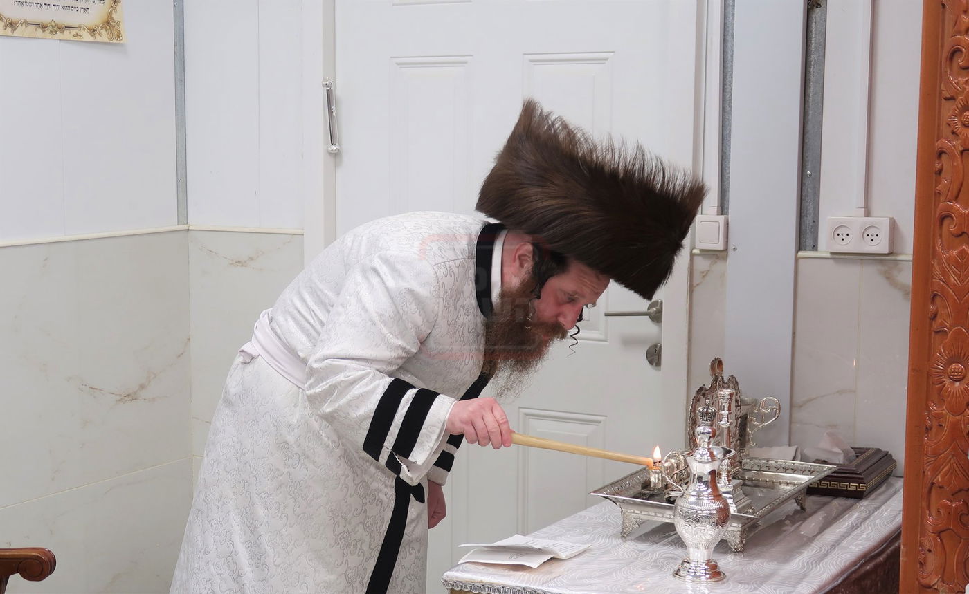 האדמו"ר ממיאלען בהדלקת נרות חנוכה