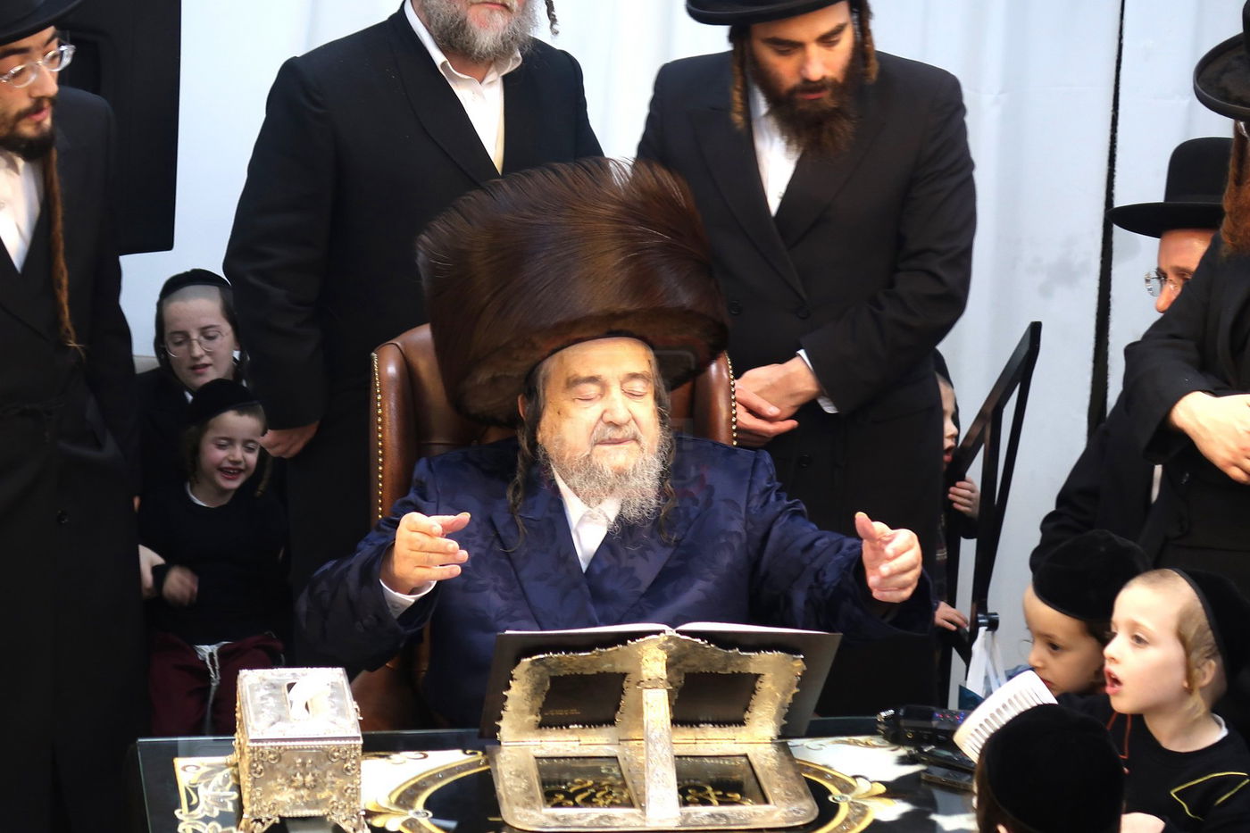 הגה"צ רבי יעקב מאיר שכטר בהדלקת נרות חנוכה