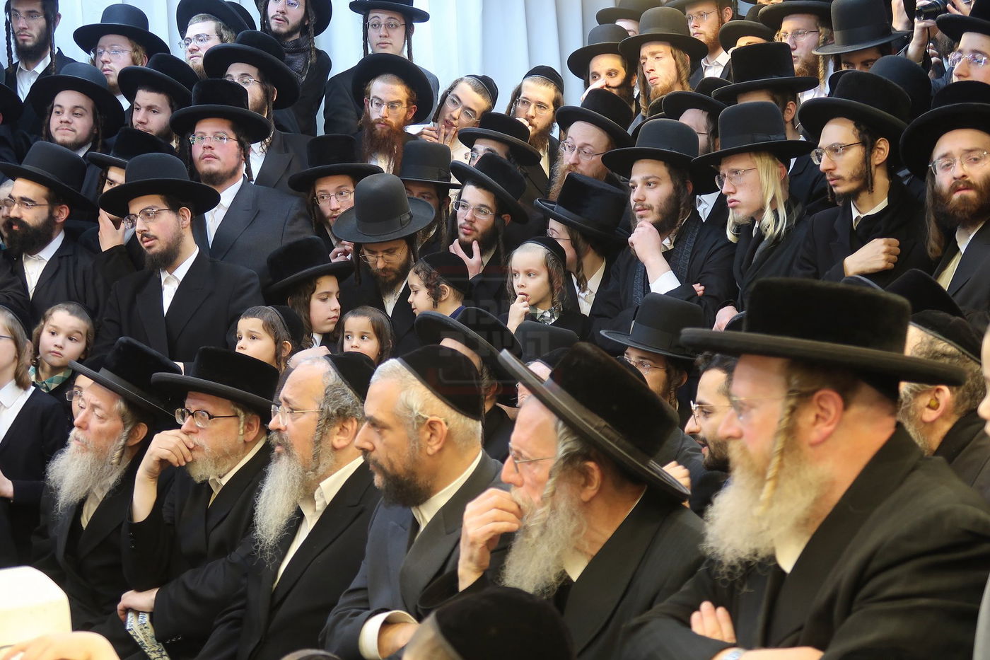 הגה"צ רבי יעקב מאיר שכטר בהדלקת נרות חנוכה