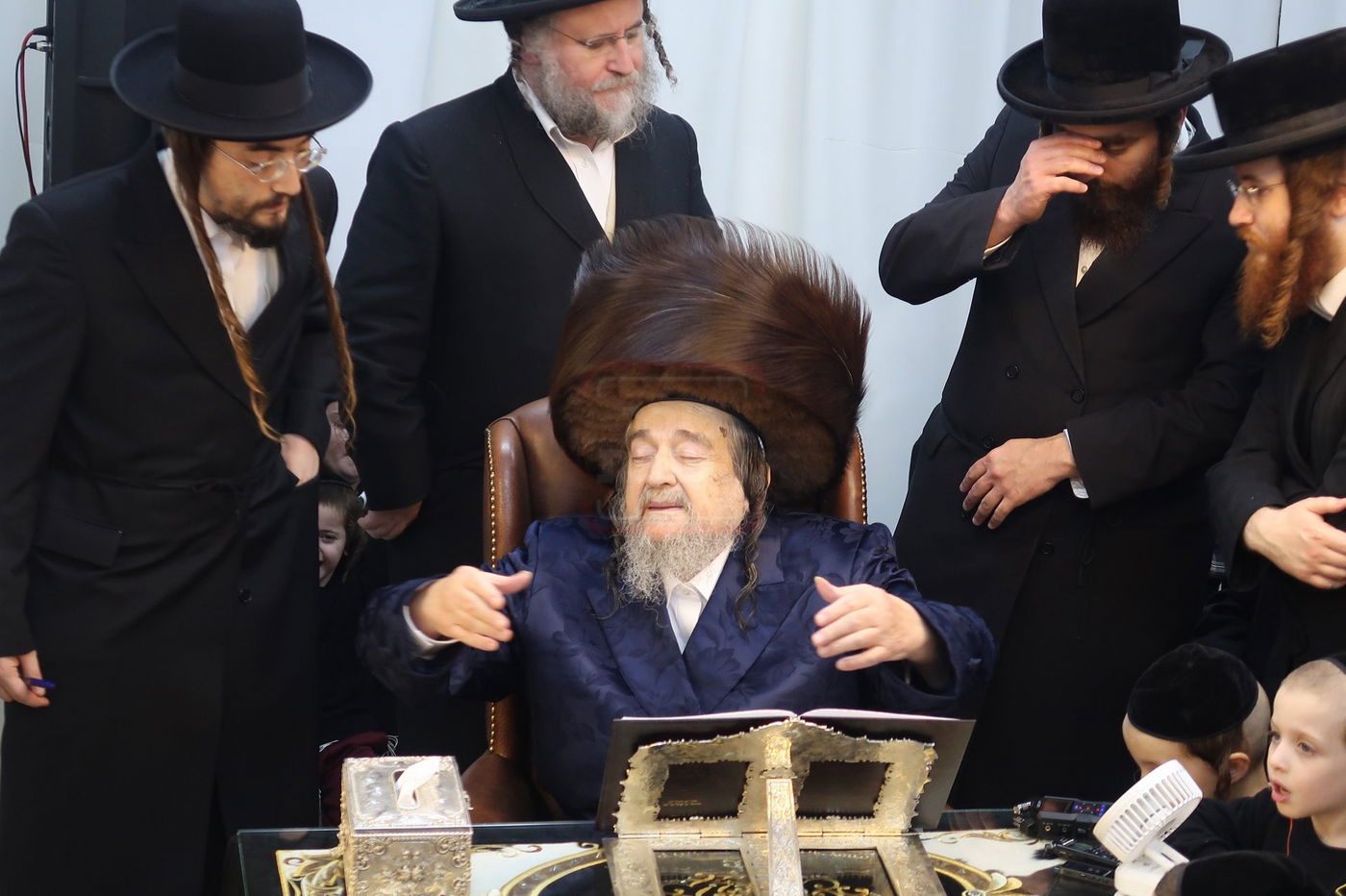 הגה"צ רבי יעקב מאיר שכטר בהדלקת נרות חנוכה