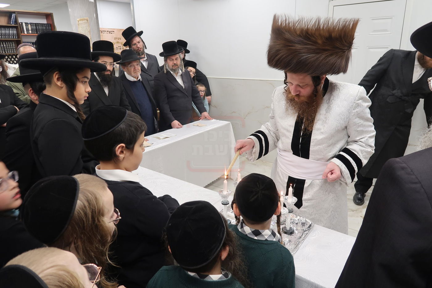 האדמו"ר ממיאלען בהדלקת נרות חנוכה