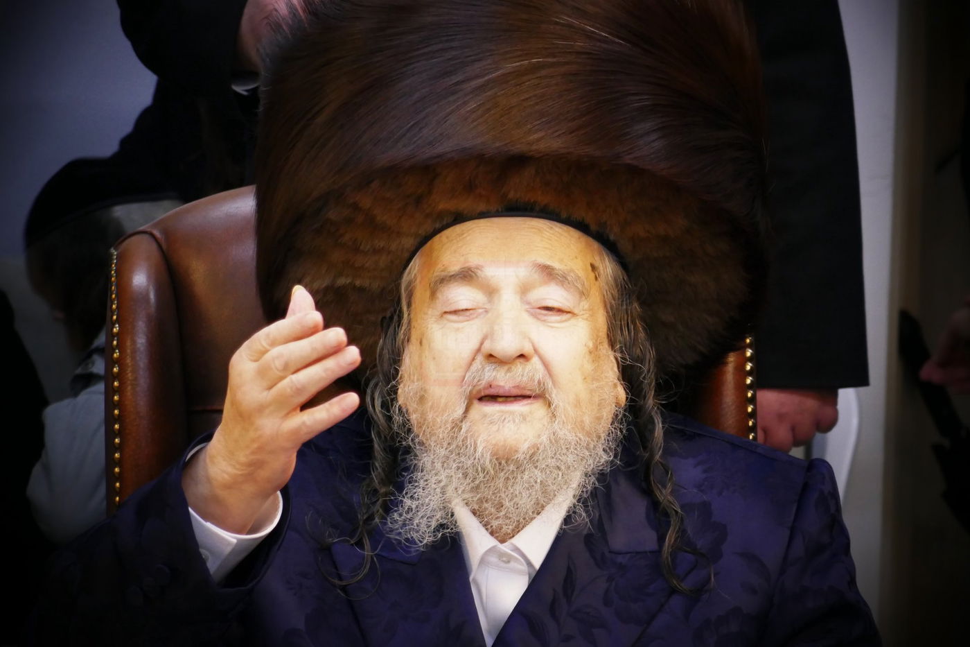 הגה"צ רבי יעקב מאיר שכטר בהדלקת נרות חנוכה