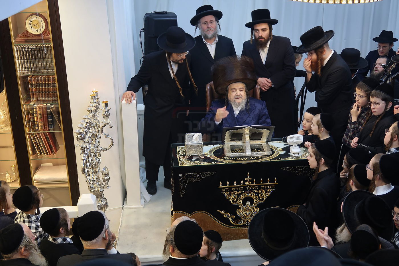 הגה"צ רבי יעקב מאיר שכטר בהדלקת נרות חנוכה