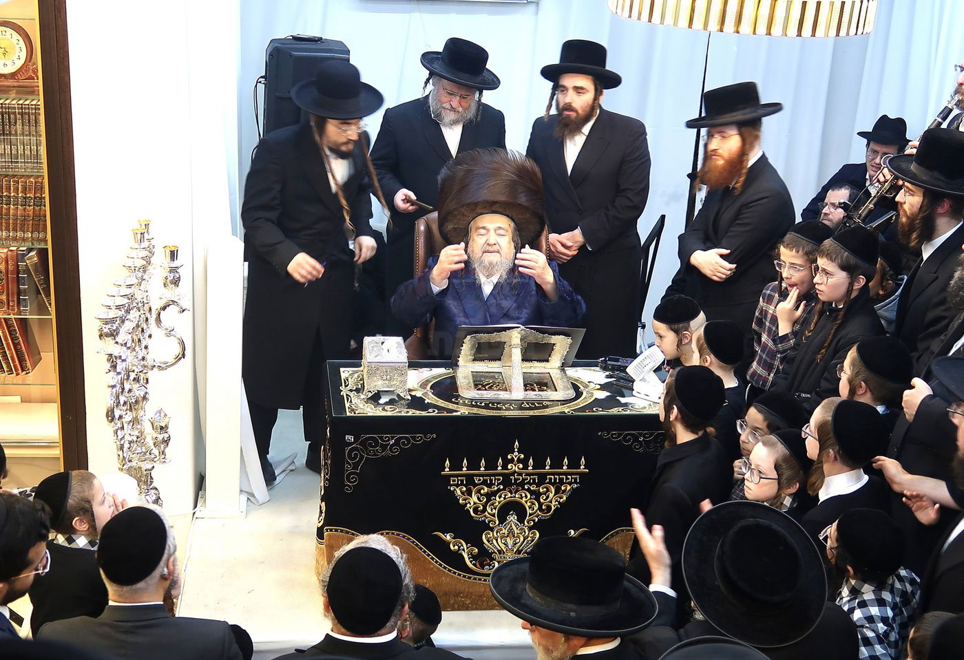 הגה"צ רבי יעקב מאיר שכטר בהדלקת נרות חנוכה