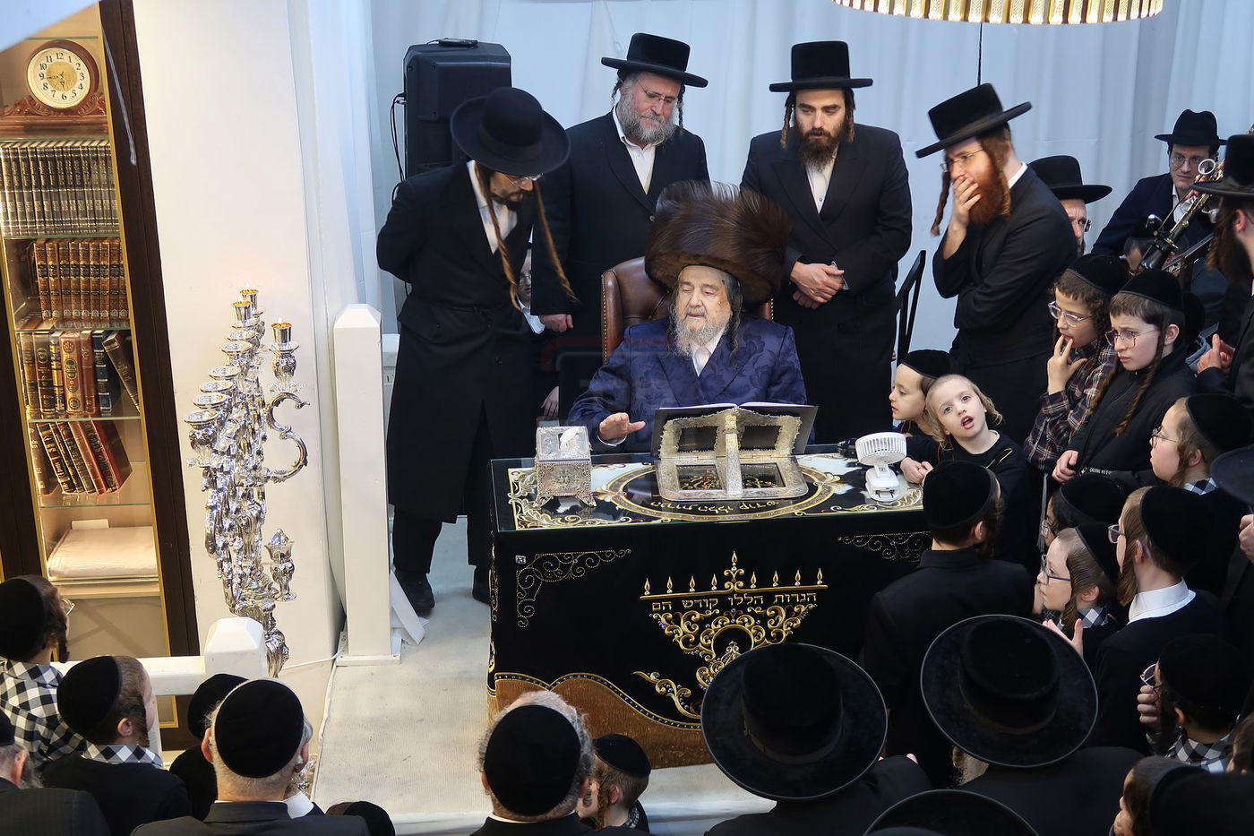 הגה"צ רבי יעקב מאיר שכטר בהדלקת נרות חנוכה