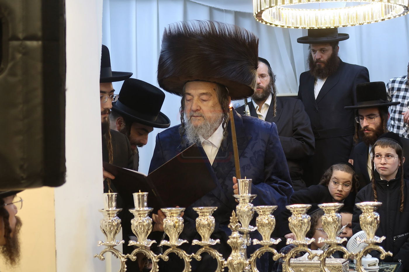 הגה"צ רבי יעקב מאיר שכטר בהדלקת נרות חנוכה