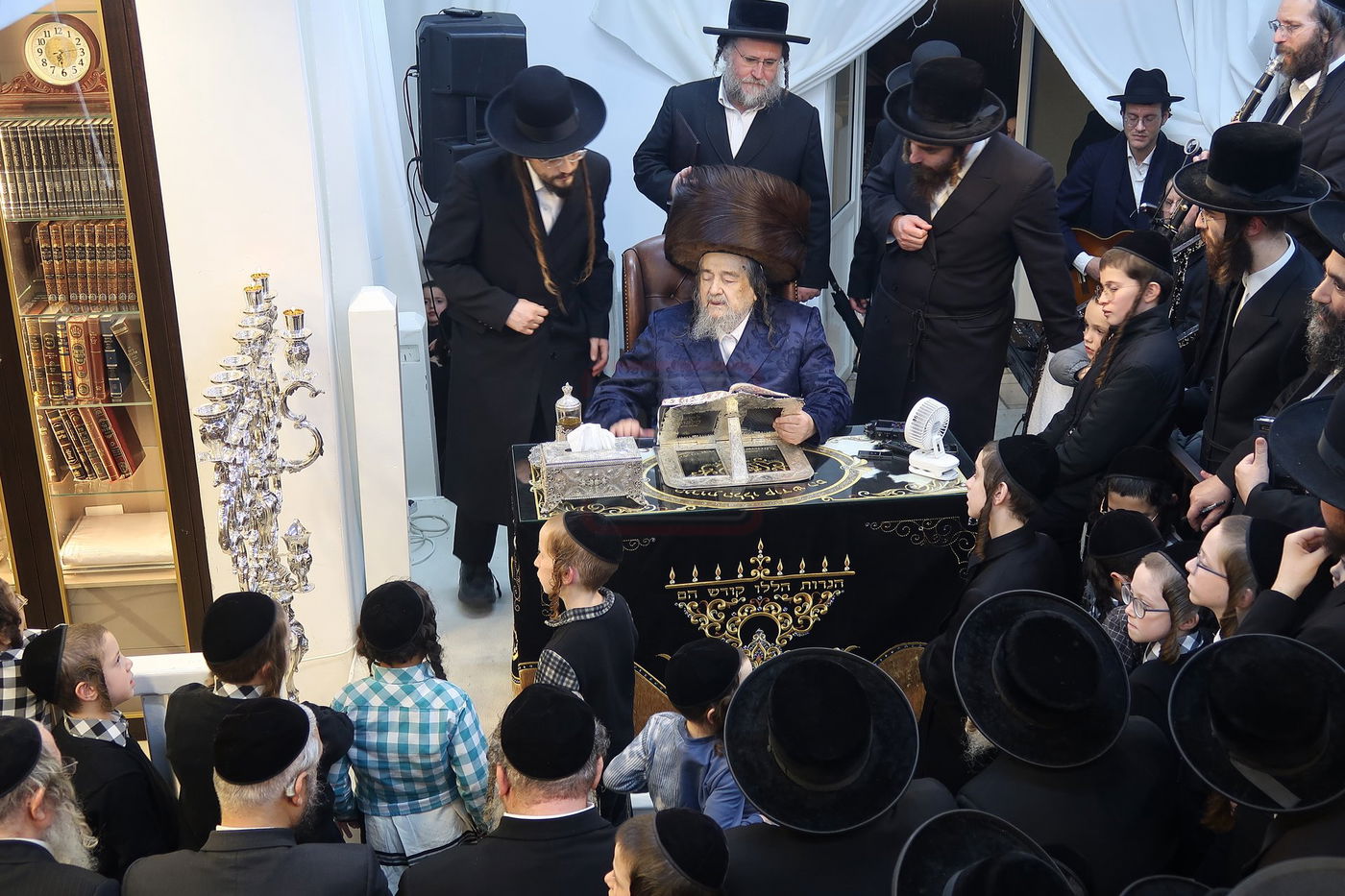 הגה"צ רבי יעקב מאיר שכטר בהדלקת נרות חנוכה