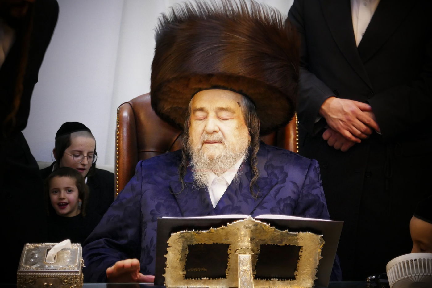 הגה"צ רבי יעקב מאיר שכטר בהדלקת נרות חנוכה