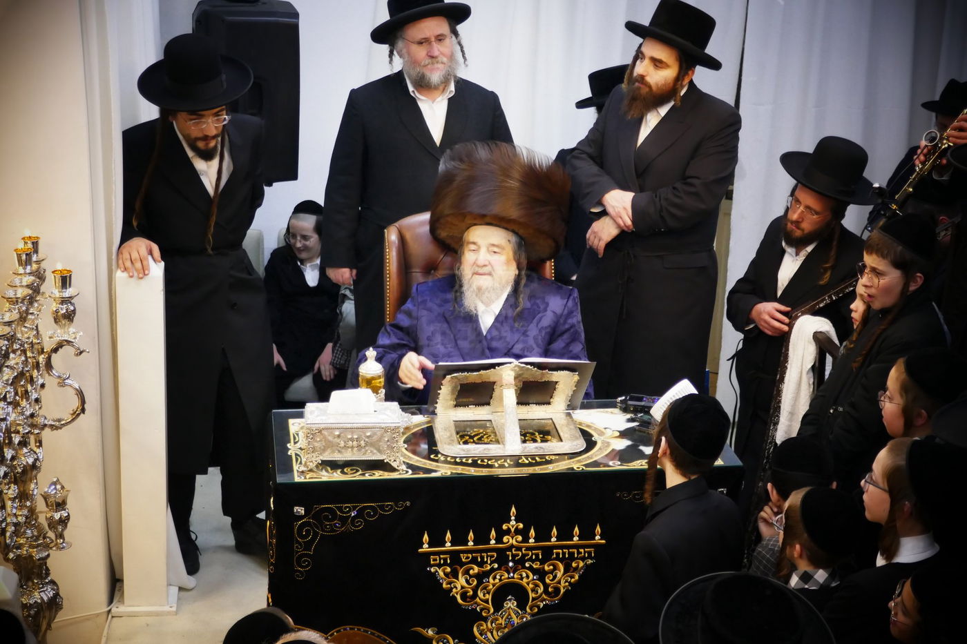 הגה"צ רבי יעקב מאיר שכטר בהדלקת נרות חנוכה