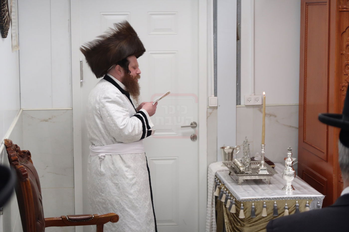 האדמו"ר ממיאלען בהדלקת נרות חנוכה