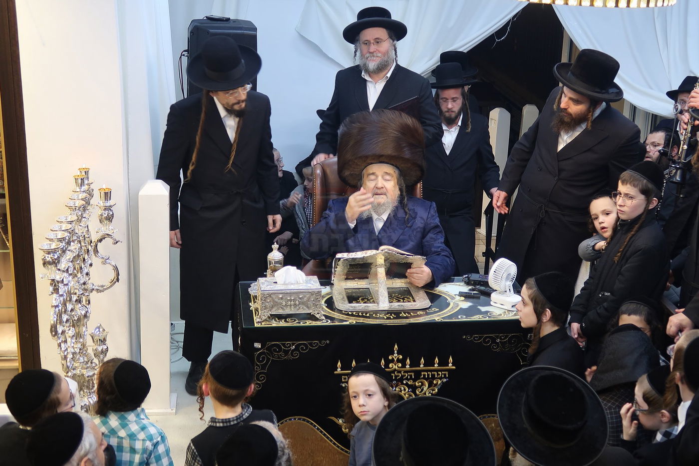 הגה"צ רבי יעקב מאיר שכטר בהדלקת נרות חנוכה