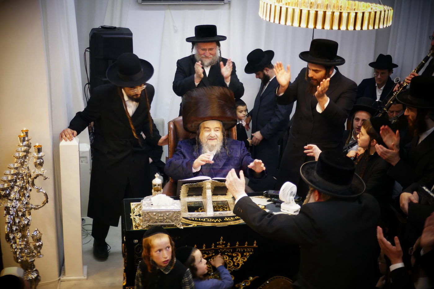 הגה"צ רבי יעקב מאיר שכטר בהדלקת נרות חנוכה