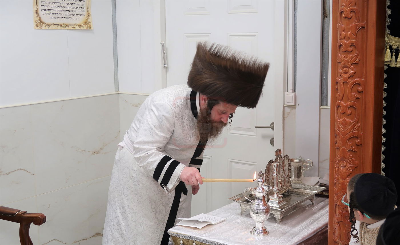 האדמו"ר ממיאלען בהדלקת נרות חנוכה