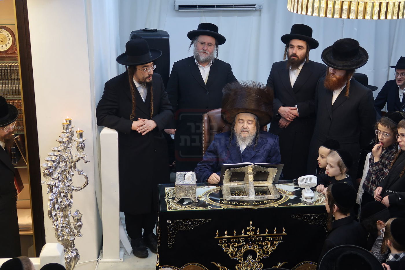 הגה"צ רבי יעקב מאיר שכטר בהדלקת נרות חנוכה