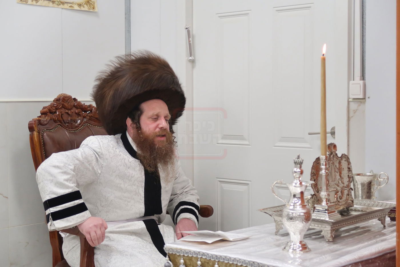 האדמו"ר ממיאלען בהדלקת נרות חנוכה