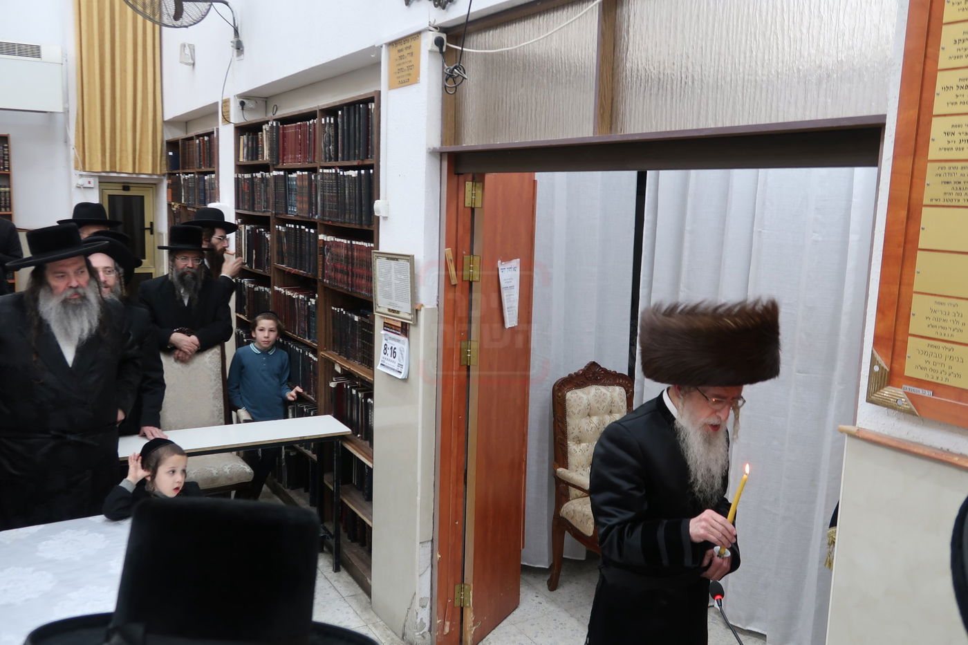 האדמו"ר ממעליץ בהדלקת נרות חנוכה